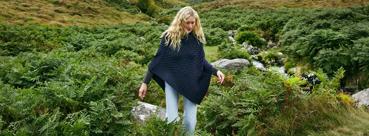Titelseite -The Warm Shop Banner A909 Elm Patchwork Poncho in Navy Merino